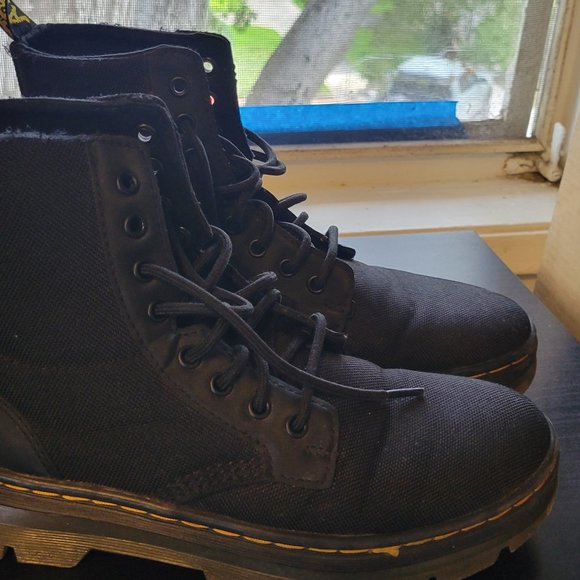 Black combat boots. Men/unisex ze 8. Pre-owned, gently used. In good condition.